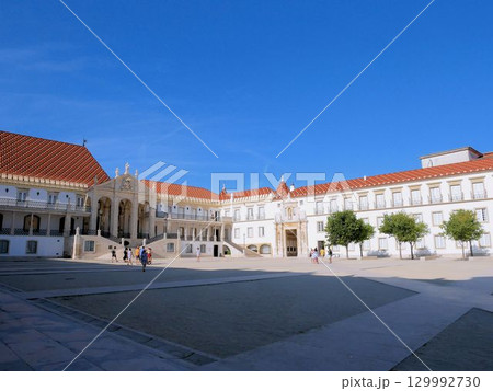 コインブラ旧大学前の広場と青空　（ポルトガル） 129992730