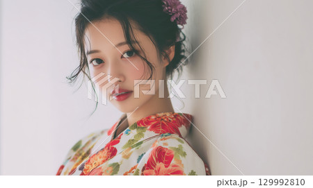鮮やかな浴衣を着た日本人女性 鮮やかな浴衣を着た日本人女性 129992810