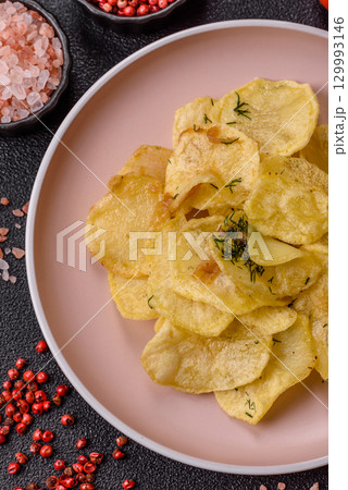 Crisps fried with salt, spices and garlic. Cooked potatoes Crisps fried with salt, spices and garlic. Cooked potatoes 129993146