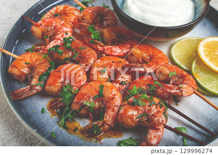Fried shrimp, without a head, on skewers, shrimp kebabs, with spices, grilled, homemade, without people, 129996274