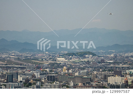 名古屋市から見た小牧山城と航空機 129997587