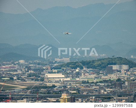 名古屋市から見た小牧山城と航空機 129997588