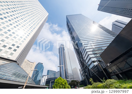 高層ビルを見上げるオフィス街の風景 高層ビルを見上げるオフィス街の風景 129997997