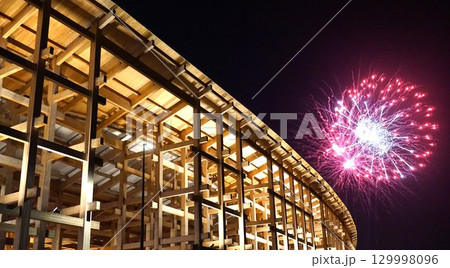 大屋根リングと花火の風景 129998096