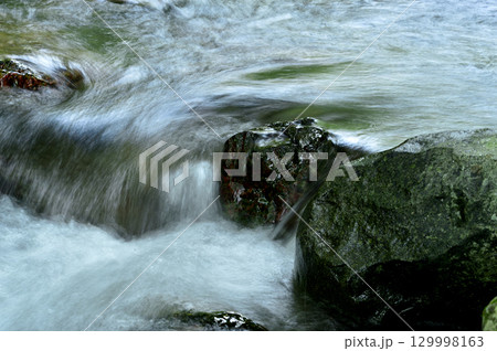 小川の水の流れ 129998163