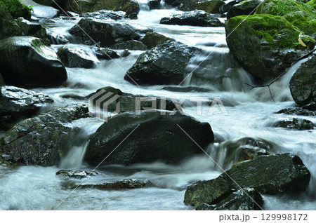 小川の水の流れ 129998172