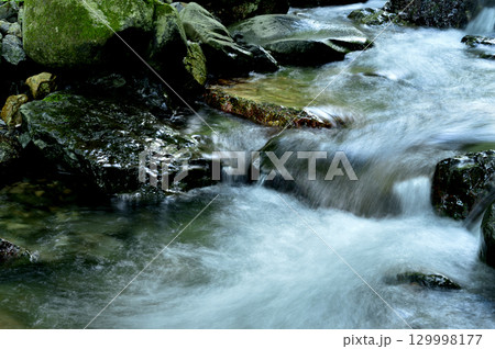 小川の水の流れ 小川の水の流れ 129998177