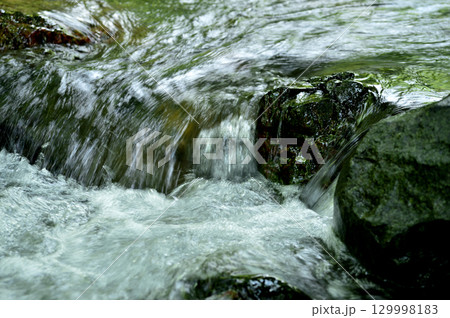 小川の水の流れ 129998183