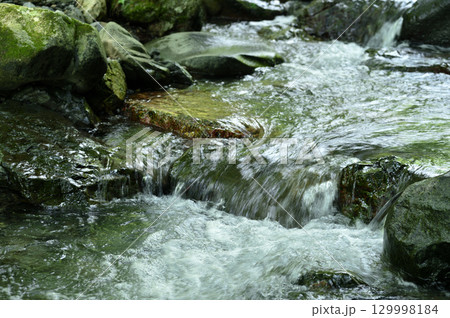 小川の水の流れ 129998184