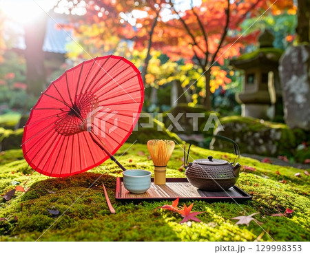 紅葉の庭に映える和傘と茶道具 ― 秋の日本文化の象徴 129998353