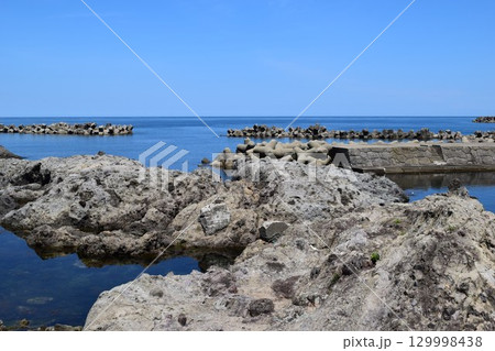庄内海岸の岩場風景 129998438