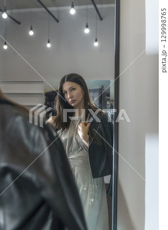 Portrait of mature business woman with arms crossed looking at camera. onfident  129998765