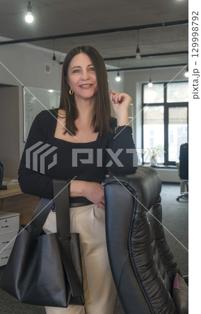 Portrait of mature business woman with arms crossed looking at camera. onfident  129998792