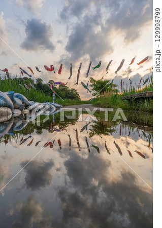 千葉県香取市 橘ふれあい公園 水面に映る鯉のぼり 千葉県香取市 橘ふれあい公園 水面に映る鯉のぼり 129998799