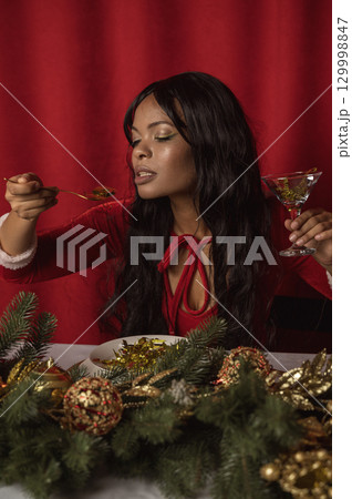 dark skinned beautiful girl rejoices at christmas holiday 129998847