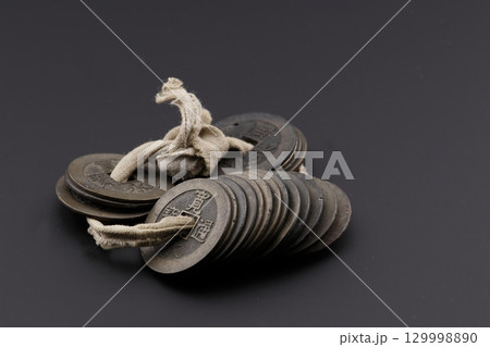 古銭の寛永通宝　江戸時代の貨幣通貨 129998890