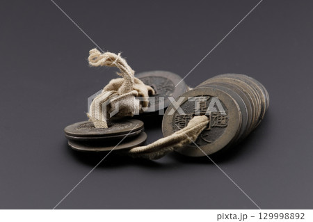 古銭の寛永通宝 江戸時代の貨幣通貨 古銭の寛永通宝 江戸時代の貨幣通貨 129998892