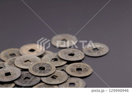 古銭の寛永通宝　江戸時代の貨幣通貨 129998946