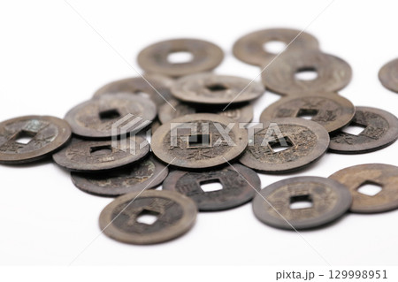 古銭の寛永通宝 江戸時代の貨幣通貨 古銭の寛永通宝 江戸時代の貨幣通貨 129998951