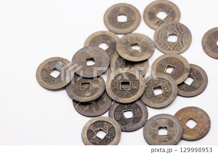 古銭の寛永通宝　江戸時代の貨幣通貨 129998953