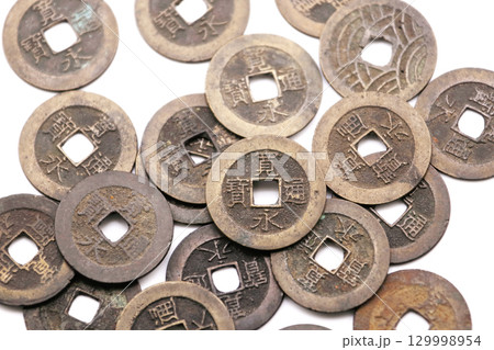 古銭の寛永通宝 江戸時代の貨幣通貨 古銭の寛永通宝 江戸時代の貨幣通貨 129998954