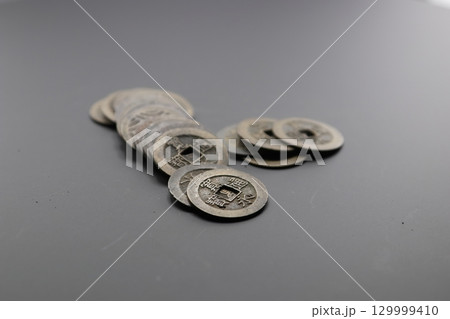 古銭の寛永通宝 江戸時代の貨幣通貨 古銭の寛永通宝 江戸時代の貨幣通貨 129999410