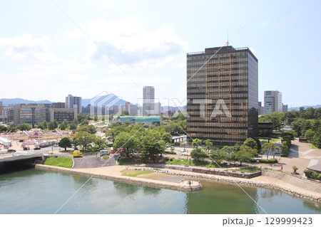 北九州市役所と小倉城 北九州市役所と小倉城 129999423