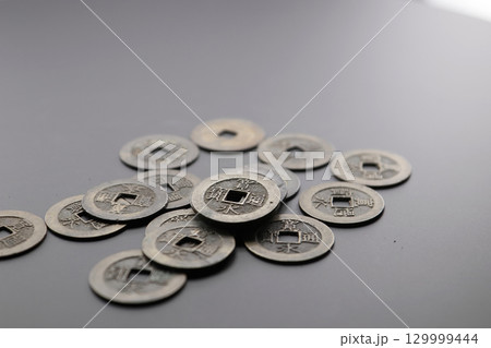 古銭の寛永通宝 江戸時代の貨幣通貨 古銭の寛永通宝 江戸時代の貨幣通貨 129999444