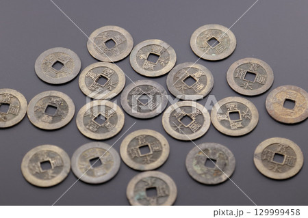 古銭の寛永通宝 江戸時代の貨幣通貨 古銭の寛永通宝 江戸時代の貨幣通貨 129999458