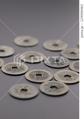 古銭の寛永通宝 江戸時代の貨幣通貨 古銭の寛永通宝 江戸時代の貨幣通貨 129999462