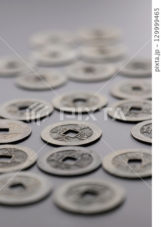 古銭の寛永通宝 江戸時代の貨幣通貨 古銭の寛永通宝 江戸時代の貨幣通貨 129999465