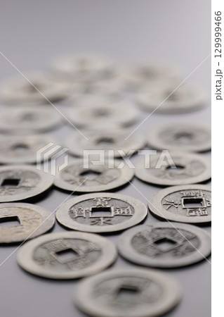 古銭の寛永通宝 江戸時代の貨幣通貨 古銭の寛永通宝 江戸時代の貨幣通貨 129999466