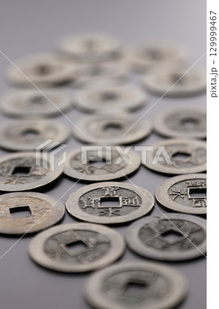 古銭の寛永通宝 江戸時代の貨幣通貨 古銭の寛永通宝 江戸時代の貨幣通貨 129999467
