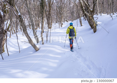 森の新雪をスノーシューで楽しむイメージ　大山木谷沢渓流 130000067