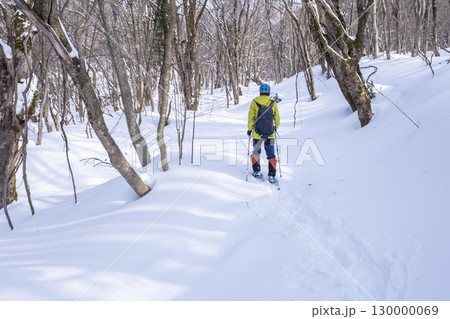 森の新雪をスノーシューで楽しむイメージ　大山木谷沢渓流 130000069