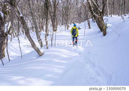 森の新雪をスノーシューで楽しむイメージ　大山木谷沢渓流 130000070