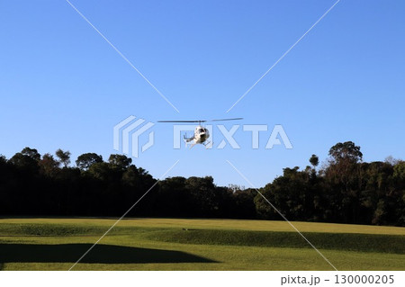 イグアスの滝へ向かうヘリコプター　世界遺産　ブラジル　アルゼンチン　南米 130000205