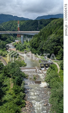 山間の橋の上 山間の橋の上 130000478