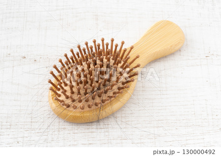 髪の毛のついた竹製のヘアブラシ 130000492