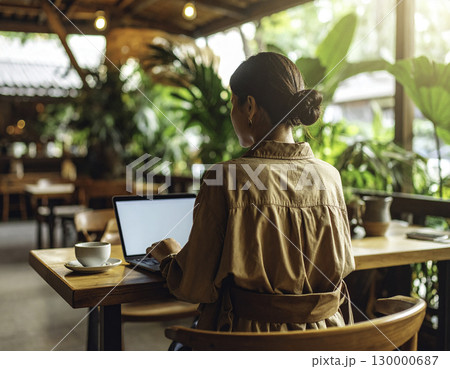 カフェでノートパソコンを使う女性の後ろ姿 130000687