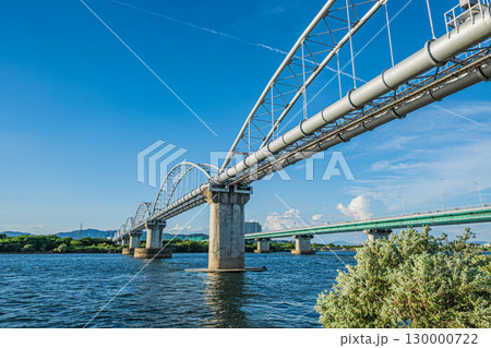 淀川に架かる橋 水管橋と枚方大橋 枚方市 淀川に架かる橋 水管橋と枚方大橋 枚方市 130000722