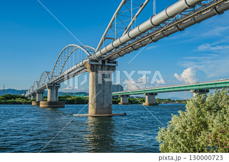 淀川に架かる橋 水管橋と枚方大橋 枚方市 淀川に架かる橋 水管橋と枚方大橋 枚方市 130000723