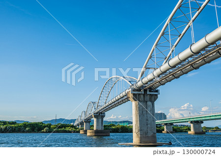 淀川に架かる橋 水管橋と枚方大橋 枚方市 淀川に架かる橋 水管橋と枚方大橋 枚方市 130000724