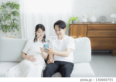 リビングの妊婦 夫婦 スマホ リビングの妊婦 夫婦 スマホ 130000755