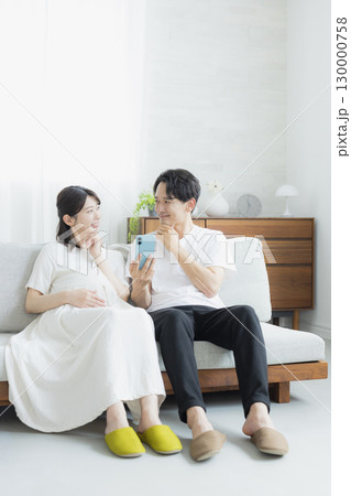 リビングの妊婦 夫婦 スマホ リビングの妊婦 夫婦 スマホ 130000758