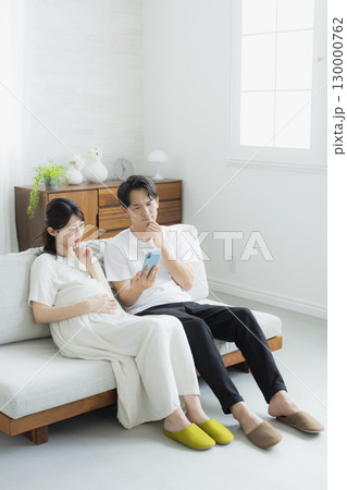 リビングの妊婦　夫婦　スマホ  130000762