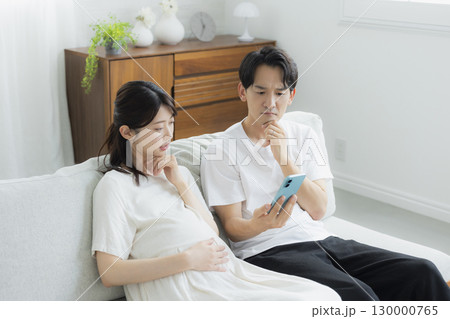 リビングの妊婦 夫婦 スマホ リビングの妊婦 夫婦 スマホ 130000765