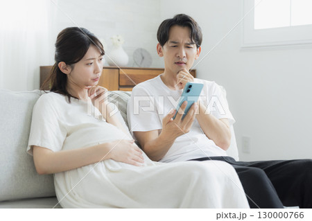 リビングの妊婦　夫婦　スマホ  130000766