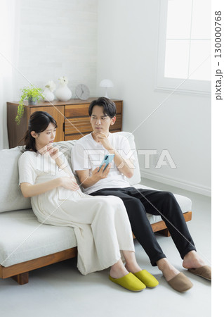 リビングの妊婦 夫婦 スマホ リビングの妊婦 夫婦 スマホ 130000768