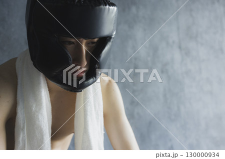 ボクシングをする男性 130000934